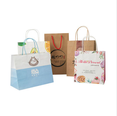 A cor imprimiu sacos de compras levando amigáveis do papel de embalagem de Eco com punhos